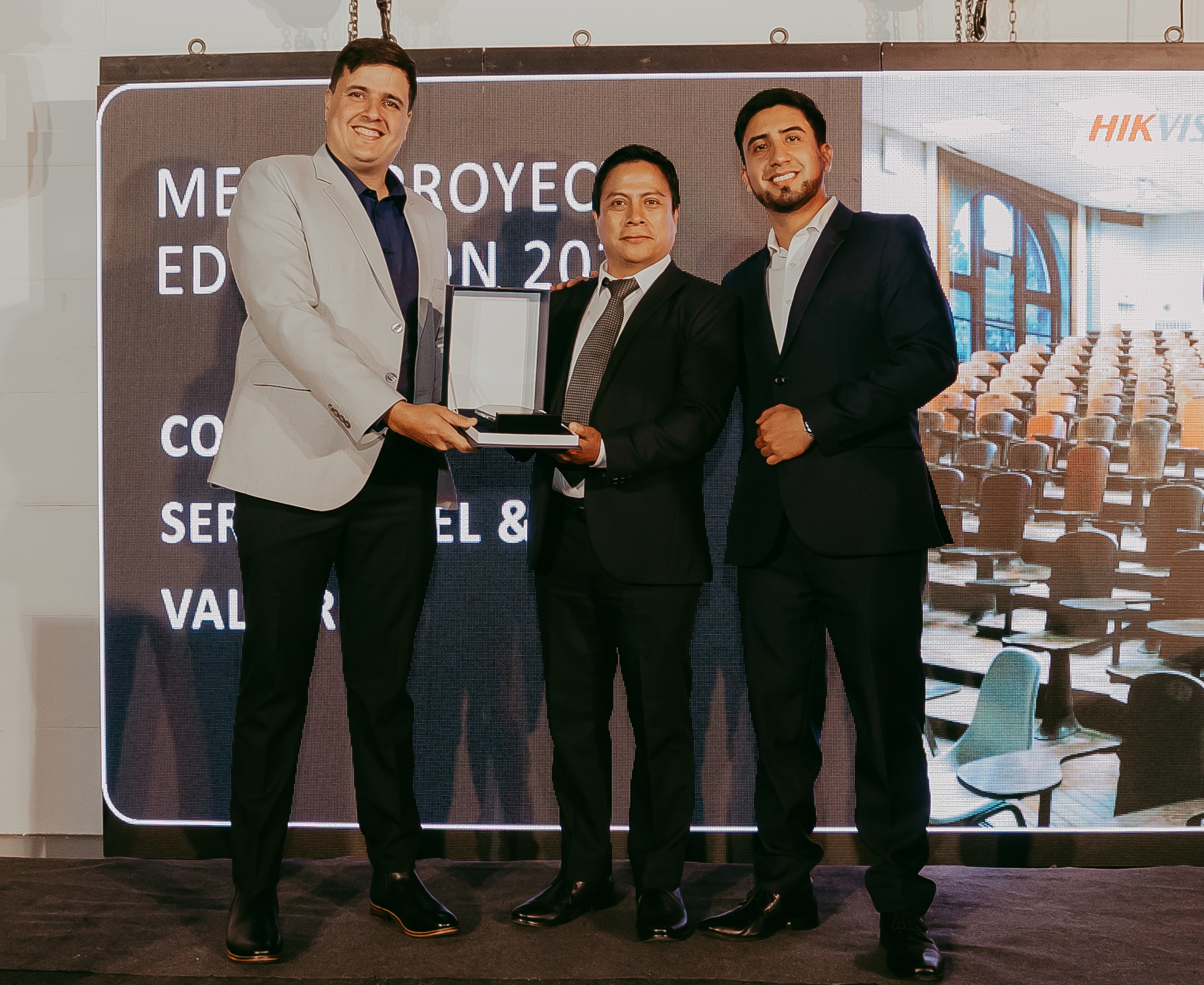 Equipo de Valtar recibiendo el reconocimiento Hikvision en la categoría Educación