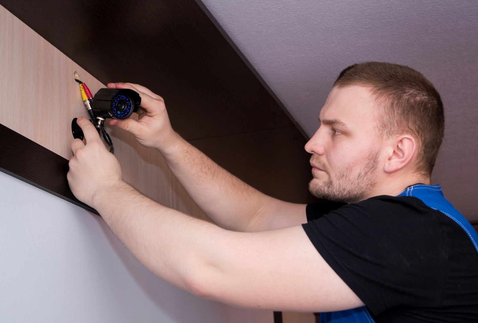 Técnico instalando una cámara de videovigilancia